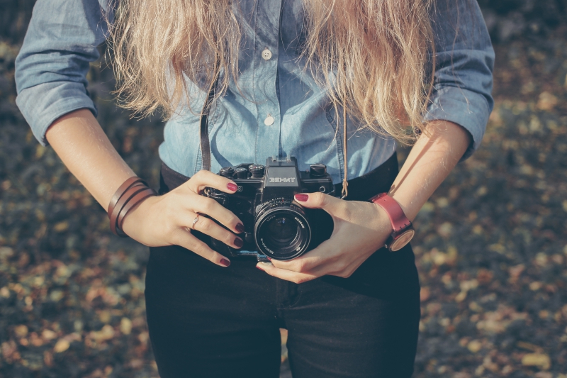 photographe-SALLAGRIFFON-min_hand-person-girl-woman-camera-photography-614-pxhere.com